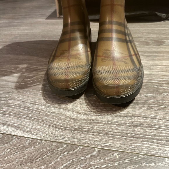 - Burberry Classic Check Rain Boots, size 7 - Picture 14 of 14